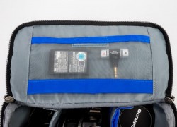 6 	Internal mesh pocket on the lid for a battery or other compact accessories.